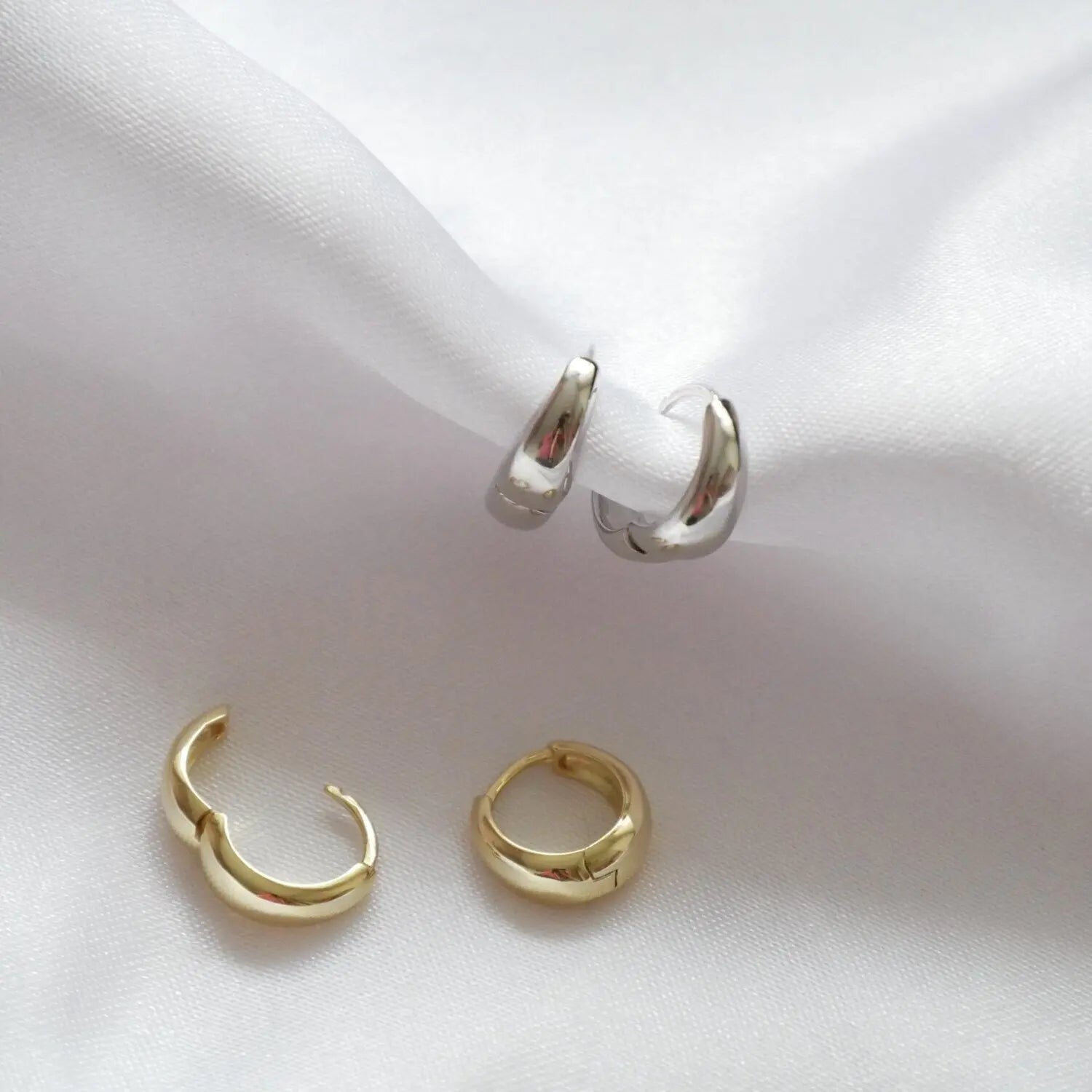 Ear huggies silver/gold CharityGoodz
